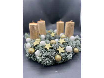 Luxusní zlatobílý adventní věnec se zasněženým chvojím, zlatými svícemi a hvězdami – detail dekorací.