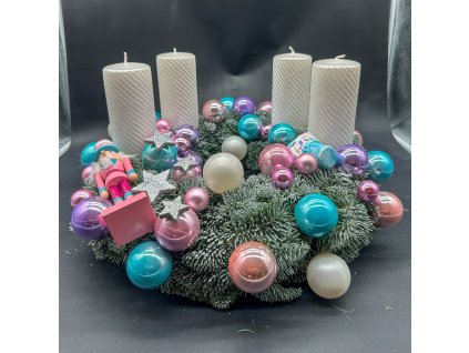 Pastelový adventní věnec s louskáčkem, sněhobílými svícemi a pastelovými ozdobami