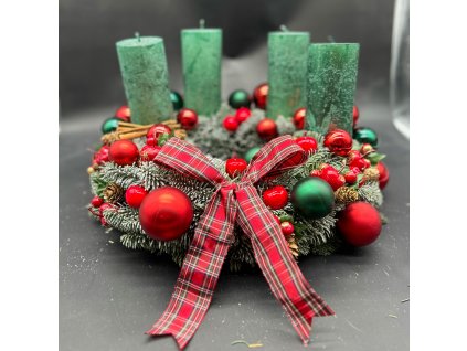 Adventní věnec se zlatými svícemi a bílými koulemi – detailní pohled zepředu