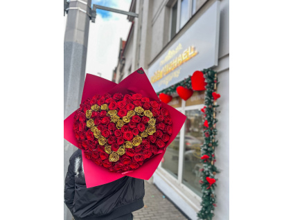 Zlaté srdce z rudých růží