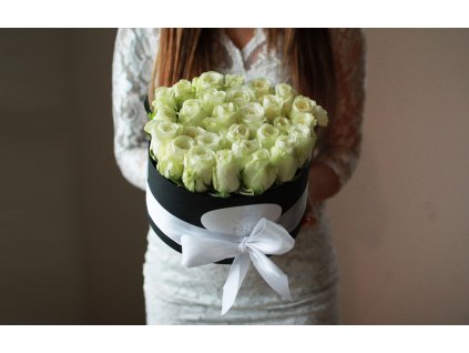 Květinový box mini v náruči.