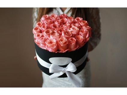 Květinový box XL v náruči.