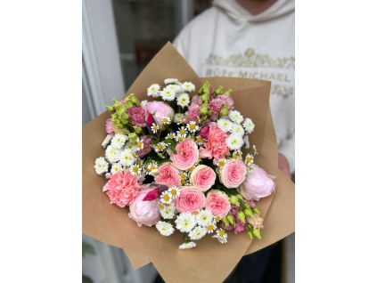 Romantická pivoňková kytice s trsovými růžemi Sweet Meadow