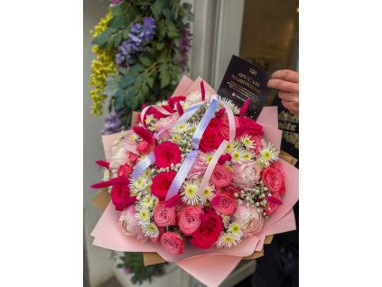 Romantic Embrace roses a peonies