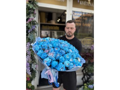 Блакитний діамант серед півоній