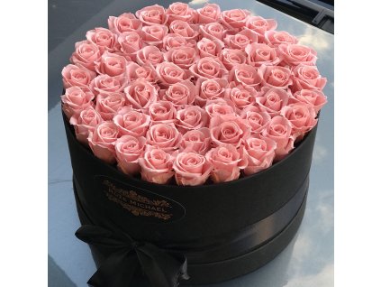 Luxusní černý XXL box Pink Only se stabilizovanými růžovými růžemi, elegantně ozdobený stuhou, ideální pro romantické a slavnostní příležitosti.