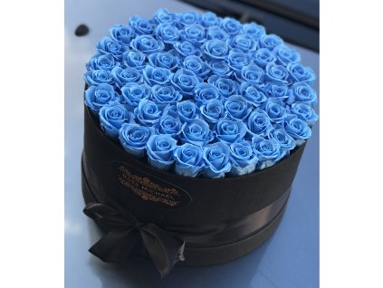 Luxusní XL box Ocean Blue se stabilizovanými modrými růžemi, elegantně uložený v černém boxu s ozdobnou stuhou.