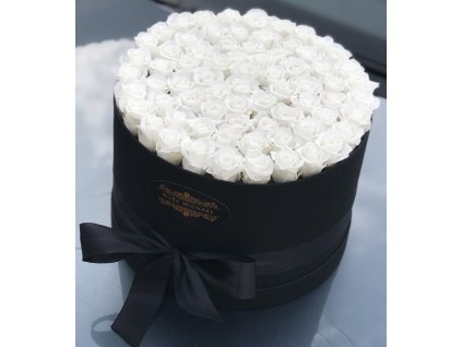Luxusní černý XXL box Royal Snow White se stabilizovanými bílými růžemi, elegantně ozdobený černou stuhou, ideální pro výjimečné příležitosti.