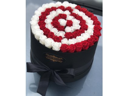 Luxusní XXL Grand Box Red White se stabilizovanými rudými a bílými růžemi, elegantně aranžovaný v černém boxu s ozdobnou stuhou.