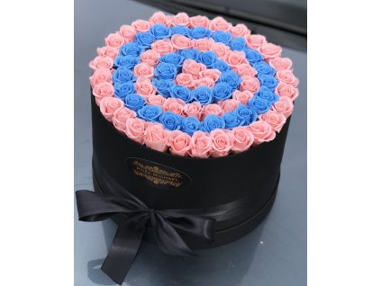 Luxusní černý XXL Grand Box Royal Sweet Pink & Ocean Blue se stabilizovanými růžovými a modrými růžemi, elegantně ozdobený stuhou, perfektní pro výjimečné příležitosti.