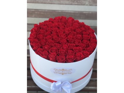 Luxusní bílý XXL Grand Box Royal Red se stabilizovanými rudými růžemi, elegantně ozdobený stuhou, ideální pro romantické příležitosti."
