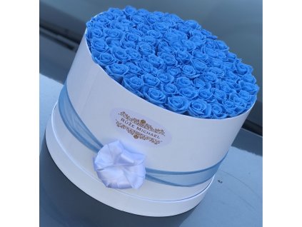 "Luxusní bílý XXL Grand Box Royal Blue se stabilizovanými modrými růžemi, elegantně ozdobený stuhou, ideální jako výjimečný dárek."