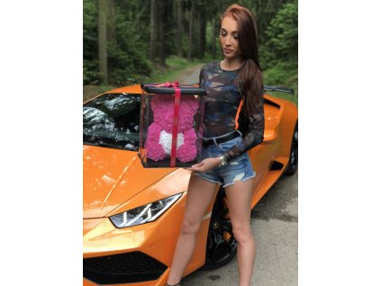 Elegantní růžový RoseBear v luxusním dárkovém boxu, ideální pro výjimečné okamžiky.