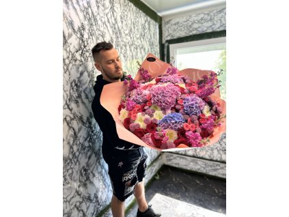 Kytice Sweet CandyLife – pestrá a radostná kompozice růží, chryzantém, santinek, trsových růží a hortenzií v živých barvách.