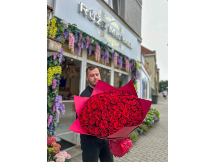 bouquet of 101 red roses