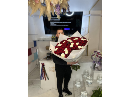 bouquet of 101 roses - red/snow white