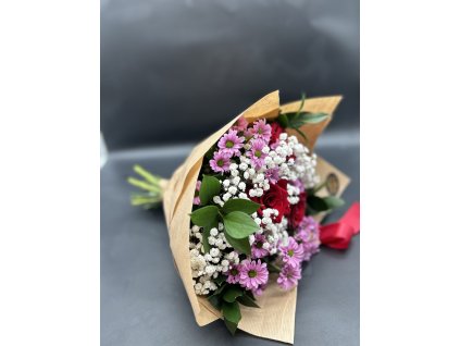 Kytice Inspirace 10 – kombinace rudých růží, fialových santinek, bílé gypsophily a ruscusu.