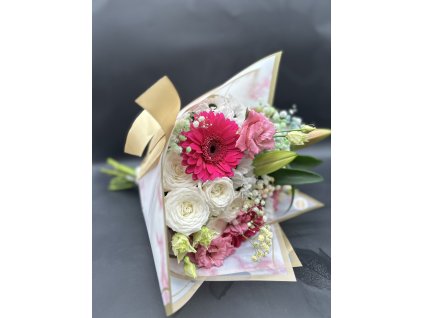 Objevte kytici Inspirace 11 od Růže Michael – dokonale vyváženou kombinaci bílé trsové růže, lilie, růžových gerber, eustomy, barevné gypsophily a bílých santinek. Ideální pro vyjádření elegance a jemnosti.