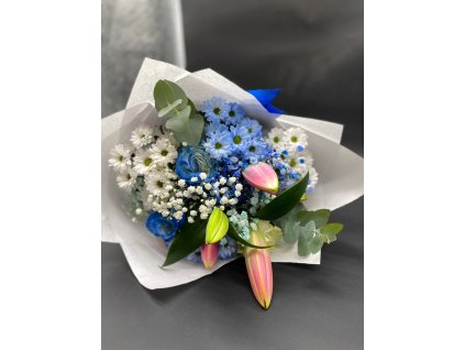 Kytice Inspirace 13 – kombinace modrých a bílých růží, modrých a bílých santinek, gypsophily, lilie a eukalyptu.