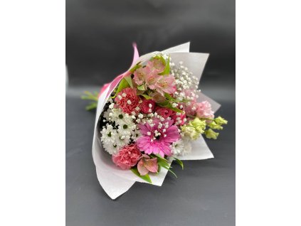 Kytice Inspirace 15 – kombinace růžových trsových růží, gerber, alstromérií, lososových karafiátů a růžových eustom.