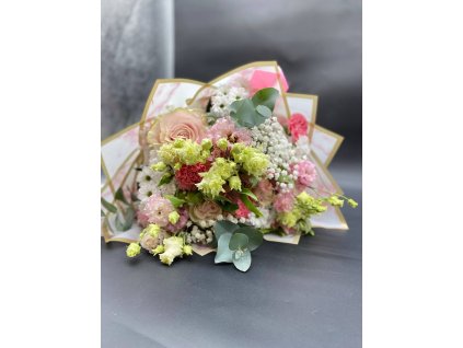 Kytice Inspirace 16 – kombinace světle růžových růží, lososových karafiátů, bílých santinek a růžových eustom.