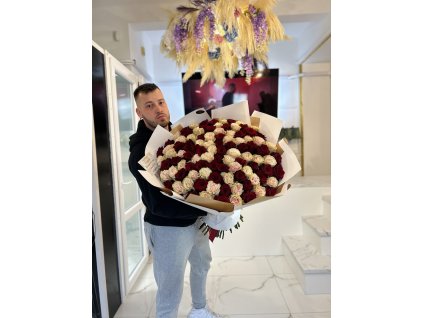kytice 101 růží v náruči
