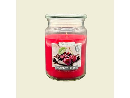 Vonná svíčka Aura Chocolate Cherry v elegantním skleněném obalu, přinášející sladkou vůni čokolády a třešní pro útulnou atmosféru.