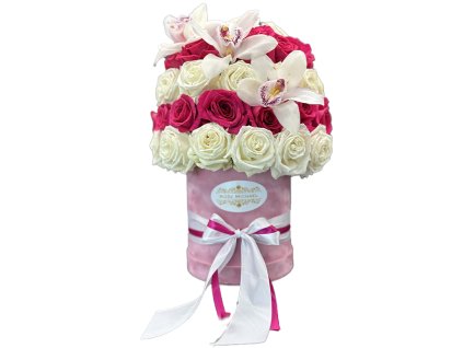 Elegantní květinový box v růžovém sametovém obalu s orchidejemi a bílými stuhami