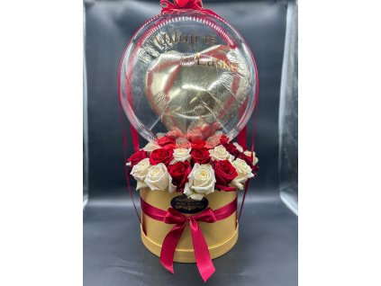 Zlaté vyznání lásky – box s rudými a bílými růžemi a balónkem