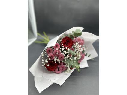 Crimson Harmony – Red Roses and Delicate Santini