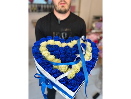 Luxusní srdcový box z modrých a bílých růží s elegantními stuhami