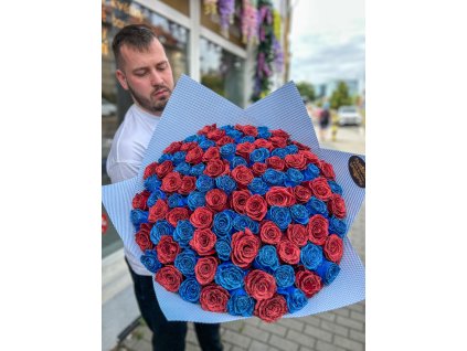Luxusní pugét z třpytivých rudých a modrých růží v modrém balení