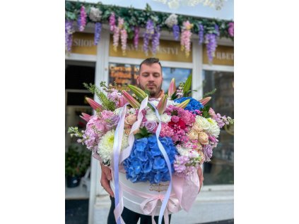 Luxusní květinový box s růžovými liliemi, hortenziemi a růžemi