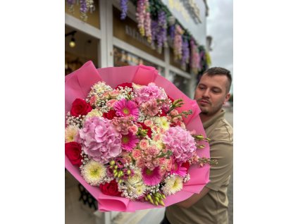 Detail romantické kytice Pink Elegance s bohatou kombinací květů v růžových tónech