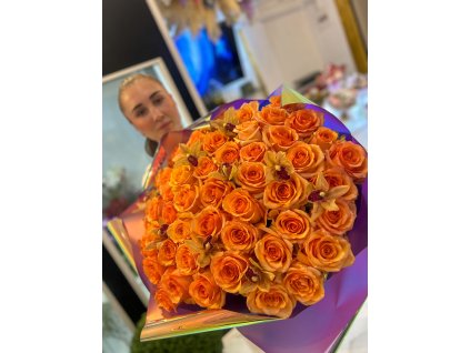 Puget 51 oranžových růží s orchidejemi