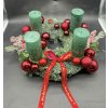 Luxusní adventní věnec z jedle kavkazské v červeno-zeleném stylu se zelenými svícemi a vánoční mašlí.