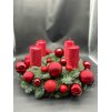 Luxusní adventní věnec z jedle kavkazské v červeném provedení s třpytivými svícemi a velkými ozdobami.