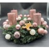 Růžový adventní věnec z jedle kavkazské s perníčkovou ozdobou a růžovými svícemi.