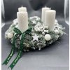 Luxusní bílo-stříbrný adventní věnec s bílými svícemi, hvězdami a zasněženými bobulemi.
