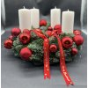 Adventní věnec z jedle kavkazské s bílými svícemi a červenými ozdobami.