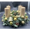 Luxusní zlatý adventní věnec s třpytivými svícemi, zlatými koulemi a šiškami na jedli kavkazské.