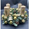 Luxusní zlatý adventní věnec vlajkové kolekce s prémiovými svícemi a bohatými zlatými dekoracemi.