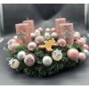 Luxusní růžový adventní věnec s perníčkem, růžovými svícemi a stříbrnými hvězdami.