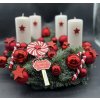 Luxusní adventní věnec Candy Cane se bílými svícemi, červenými ozdobami a dekorací lízátka.