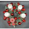Pohled shora na exkluzivní Candy Christmas adventní věnec z jedle kavkazské.