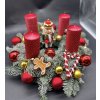 Nutcracker adventní věnec s prémiovým chvojím a bohatými červenými ozdobami.