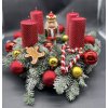 Luxusní adventní věnec s červenými svícemi, Louskáčkem a cukrovými hůlkami.