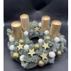 Zlatá vlajková loď – adventní věnec z jedle kavkazské se zlatými svícemi, hvězdami a bílými koulemi.