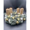 Luxusní zlatobílý adventní věnec se zasněženým chvojím, zlatými svícemi a hvězdami – detail dekorací.