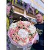 Kytice růžových trsových růží a bílých hortenzií Sweet Elegance